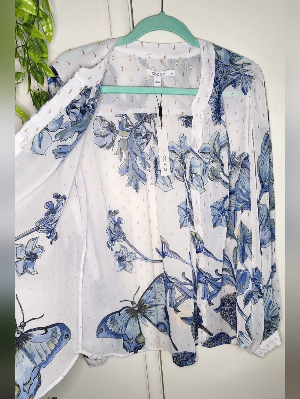 ✨ Chico’s Painted Wings Blouse NWT Blue Floral Butterfly Gold Detail ✨ - Picture 4 of 9